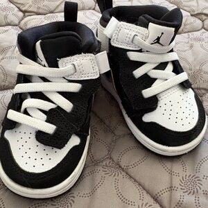 Nike toddler Black and White Sneakers